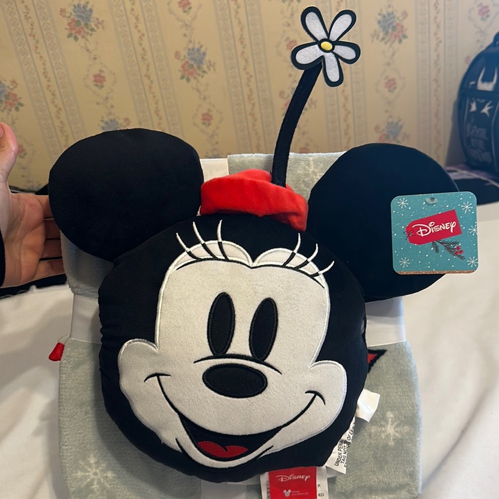 Disney Minnie Mouse throw blanket & pillow set